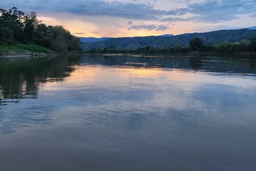 Atardecer sobre el agua durante un recorrido náutico cerca de Buga