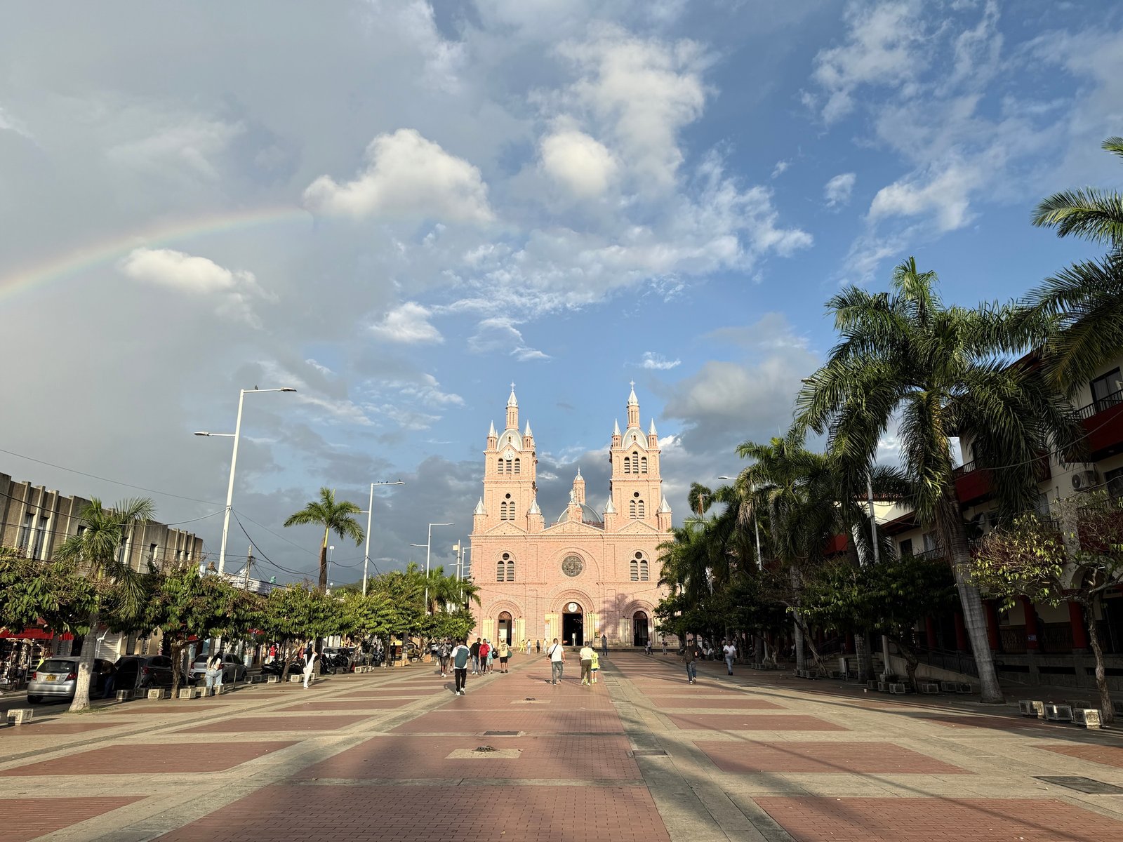 La Plazoleta de la Basílica del Señor de los Milagros de Buga, donde se celebran las eucaristías mientras restauran el templo