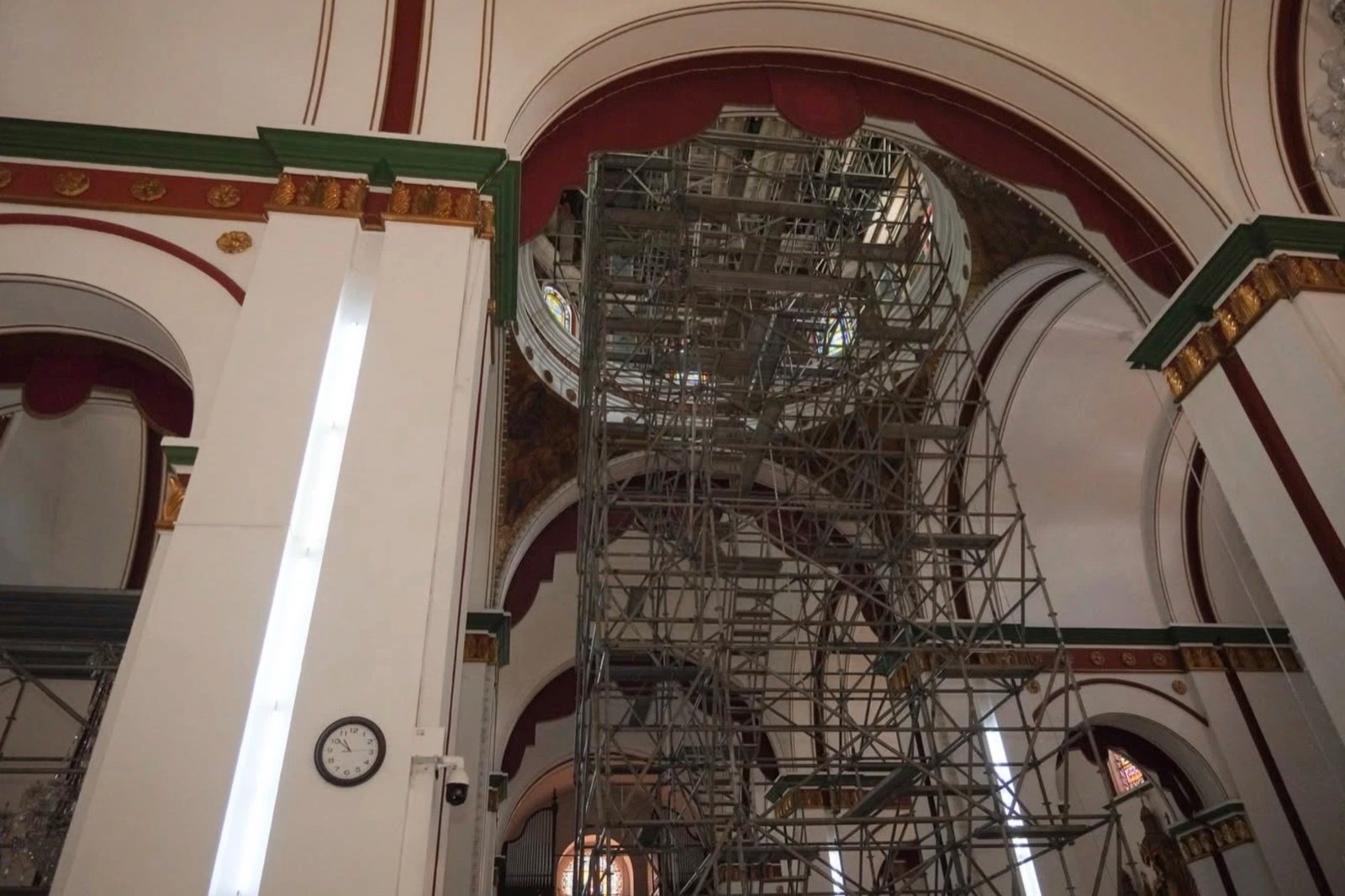 Andamiaje montado en el interior de la Basílica del Señor de los Milagros de Buga para restaurar la cúpula agrietada por el sismo