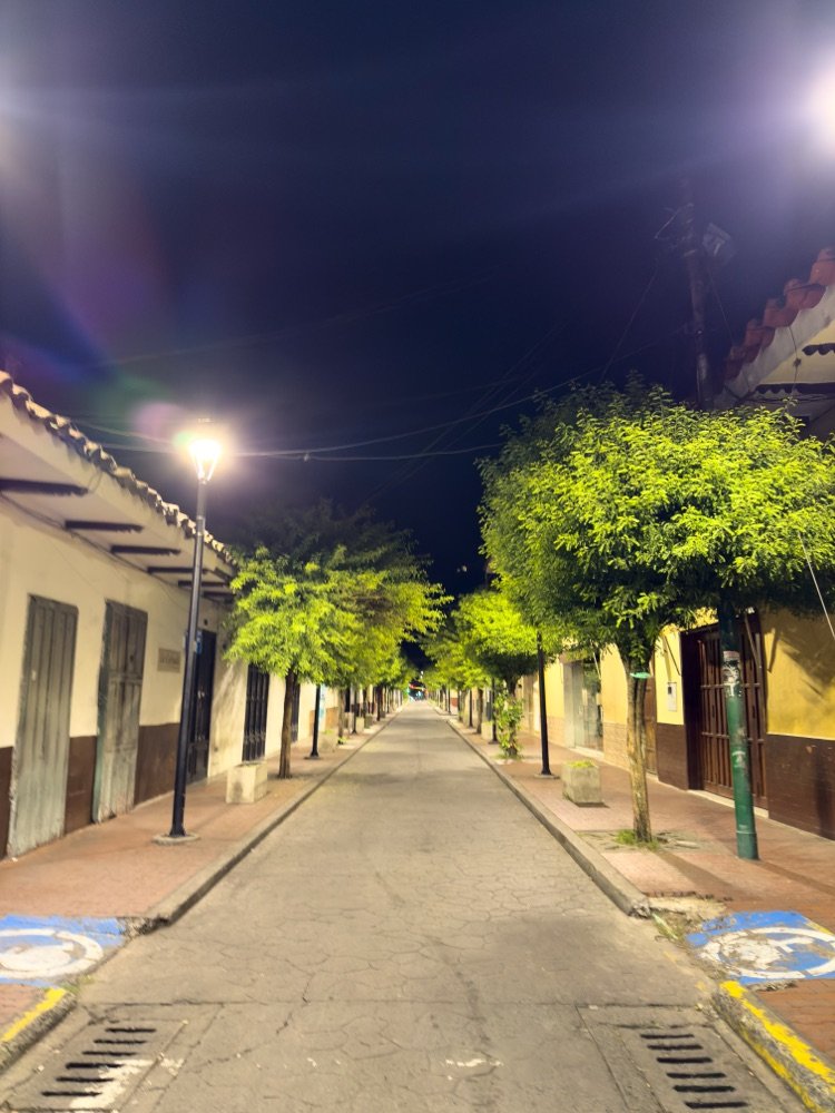 Calle colonial de Buga iluminada de noche, a pasos de Casa Encanto