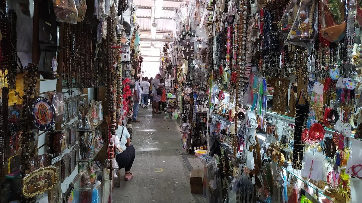 Pasillo del mercado artesanal de Buga, con rosarios, imágenes religiosas y souvenirs