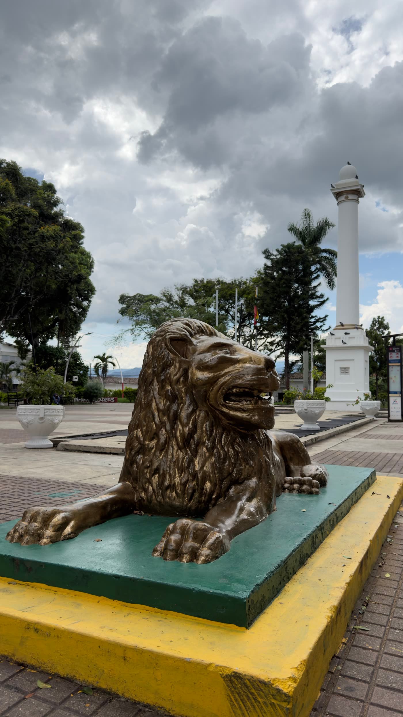 Estatua de león y obelisco en el Parque Santa Bárbara, conocido como Parque de los Leones, en Buga