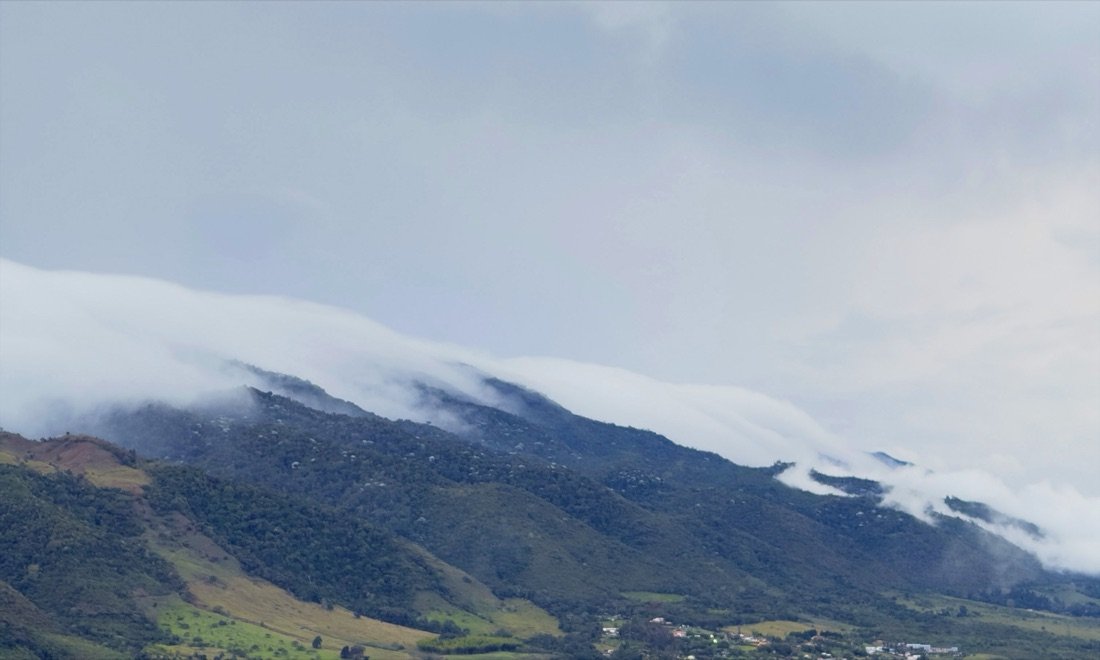 Nubes bajando sobre las montañas verdes del Valle del Cauca, cerca del Lago Calima